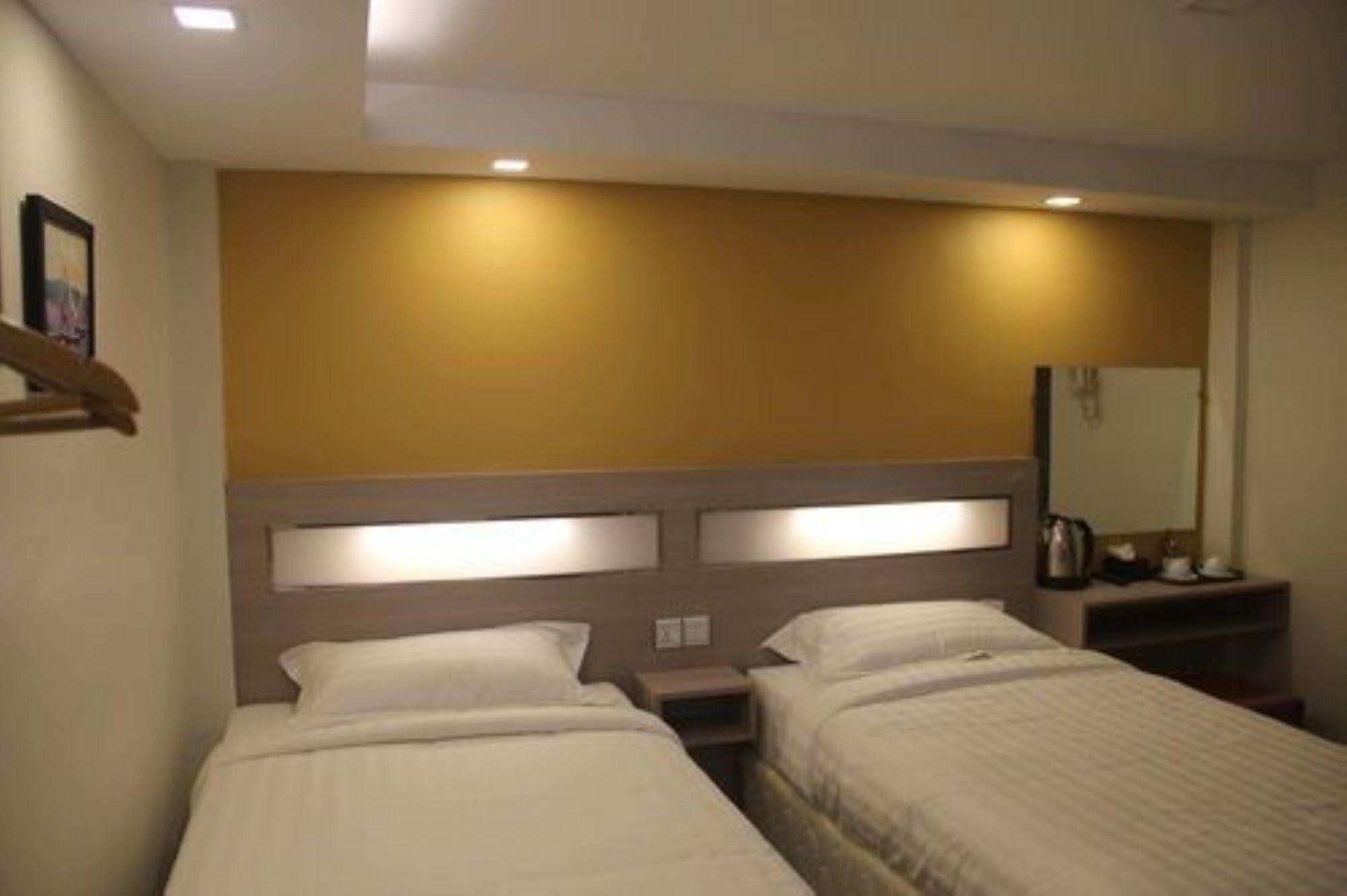 The Vibe Inn Yangón Exterior foto
